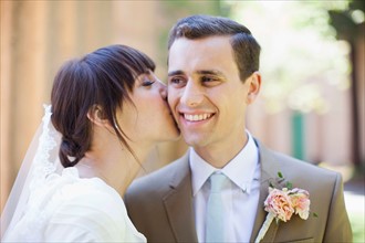 Portrait of young bride and groom. Photo : Jessica Peterson