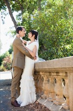 Bride and groom embracing in park. Photo : Jessica Peterson