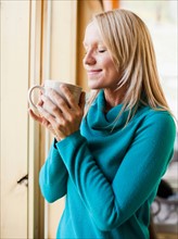 Woman drinking coffee. Photo : Jessica Peterson