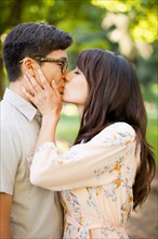 Couple kissing in park. Photo : Jessica Peterson