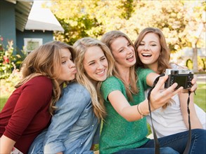 Four friends taking picture of themselves. Photo : Jessica Peterson
