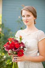 Portrait of bride holding bouquet. Photo : Jessica Peterson