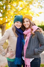 Portrait of two young women wearing hats and scarves. Photo : Jessica Peterson
