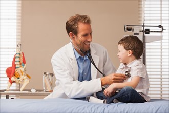 Pediatrician listening heartbeat of boy (2-3)