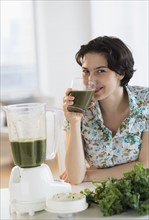 Woman drinking kale juice.
Photo : Jamie Grill