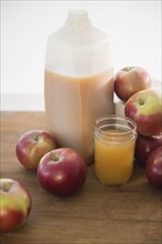 Studio Shot of apples, apple juice and apple jam.
Photo : Jamie Grill