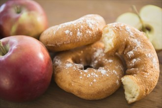 Studio Shot of donuts and apples.
Photo : Jamie Grill