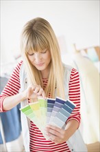 Female designer holding color swatch.
Photo : Jamie Grill