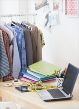 Creative design studio with laptop and clothes.
Photo : Jamie Grill