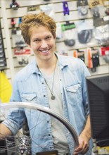 Portrait of bike shop assistant.
Photo : Daniel Grill