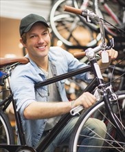 Man fixing bike in bike shop.
Photo : Daniel Grill