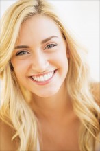 Portrait of teenage girl (16-17) smiling.
Photo : Daniel Grill