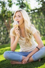 Portrait of teenage girl (16-17) eating ice cream.
Photo : Daniel Grill