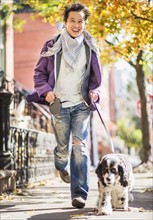 Teenage boy(16-17) walking with dog. USA, New Jersey, Jersey City.
Photo : Daniel Grill