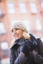 Portrait of blond woman wearing knit hat. USA, New York City, Brooklyn, Williamsburg.
Photo :
