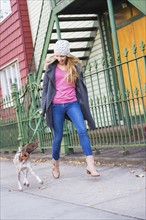 Portrait of blond woman walking dog. USA, New York City, Brooklyn, Williamsburg.
Photo : Daniel