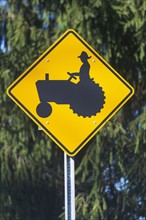 Tractor crossing sign.
Photo : fotog