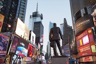 Statue at Time Square. USA, New York State, New York City.
Photo : fotog
