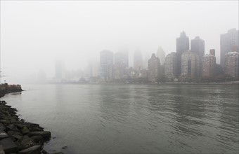 View of city over river. USA, New York State, New York City.
Photo : fotog