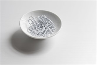 Paper clips in bowl.
Photo : Kristin Lee