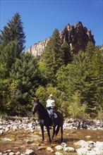 Woman riding horse. USA, Western USA, Colorado.
Photo : Kelly