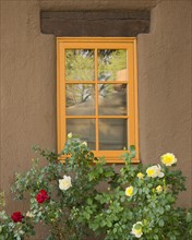 Window with roses. USA, New Mexico, Santa Fe.
Photo : Gary Weathers