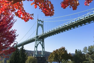 Overlooking bridge in autumn scenery. USA, Oregon, St Johns.
Photo : Gary Weathers