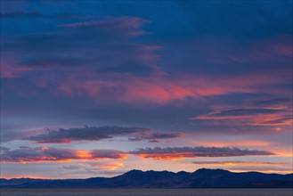 View to Alvord Desert at sunset. USA, Oregon.
Photo : Gary Weathers
