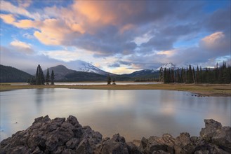 Scenic view to Sparks Lake at sunset. USA, Oregon, Sparks Lake.
Photo : Gary Weathers