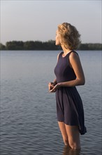 Beautiful woman standing in lake. Netherlands, Gelderland, De Rijkerswoerdse Plassen.
Photo : Jan