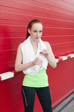 Portrait of woman holding bottle of water.
Photo : Mark de Leeuw