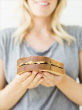 Woman holding sandwich with peanut butter.
Photo : Jessica Peterson
