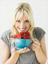 Woman holding fresh strawberries.
Photo : Jessica Peterson