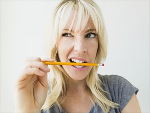 Woman holding pencil in her mouth.
Photo : Jessica Peterson