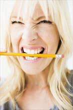 Woman holding pencil in her mouth.
Photo : Jessica Peterson