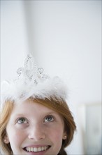 Portrait of girl (12-13) wearing tiara.
Photo : Jamie Grill