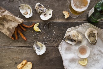 Studio shot of glass of beer, oysters and french fries.
Photo : Jamie Grill