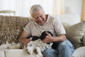 Senior man playing with dog.
Photo : Jamie Grill