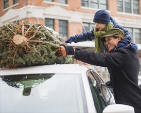 Man with kid (6-7) bonding Christmas tree. Jersey City, New Jersey, USA.
Photo : Daniel Grill