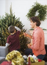 Man with kid (6-7) decorating Christmas tree.
Photo : Daniel Grill