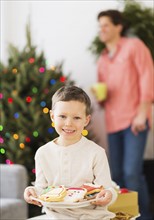 Boy (6-7) holding plate with gingerbread.
Photo : Daniel Grill