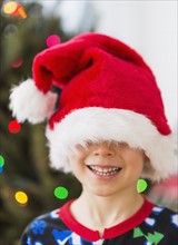Boy (6-7) wearing santa hat.
Photo : Daniel Grill