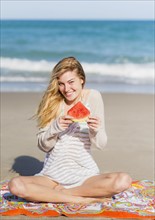 Young woman on beach eating watermelon. Jupiter, Florida, USA.
Photo : Daniel Grill