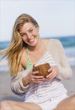 Young woman on beach drinking coconut juice. Jupiter, Florida, USA.
Photo : Daniel Grill