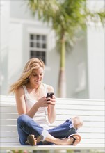 Young woman using mobile phone. Jupiter, Florida, USA.
Photo : Daniel Grill