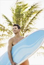 Young man holding surfboard. Jupiter, Florida, USA.
Photo : Daniel Grill