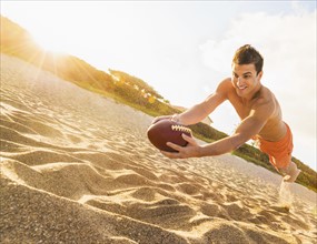 Young man playing football on beach. Jupiter, Florida, USA.
Photo : Daniel Grill