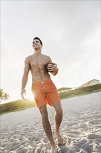 Young man playing football on beach. Jupiter, Florida, USA.
Photo : Daniel Grill