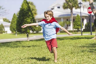 Boy (8-9) running with cape. Jupiter, Florida, USA.
Photo : Daniel Grill