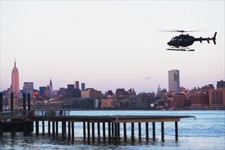 Helicopter flying over city. New York City, USA.
Photo : ALAN SCHEIN